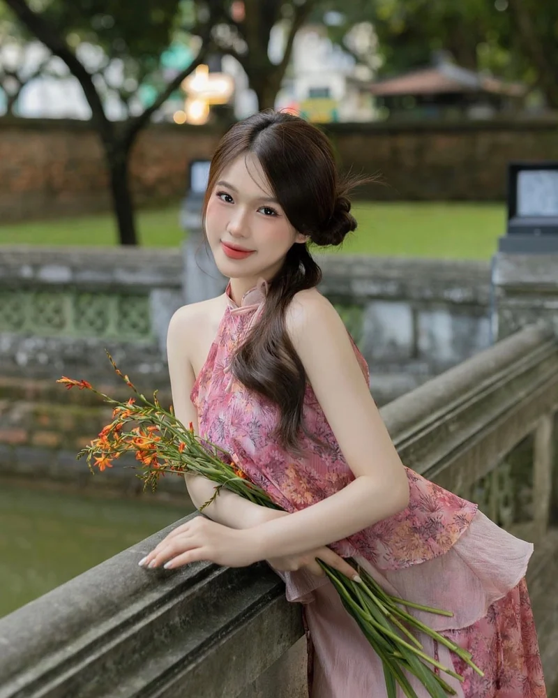 ảnh gái xinh mặc yếm cầm hoa