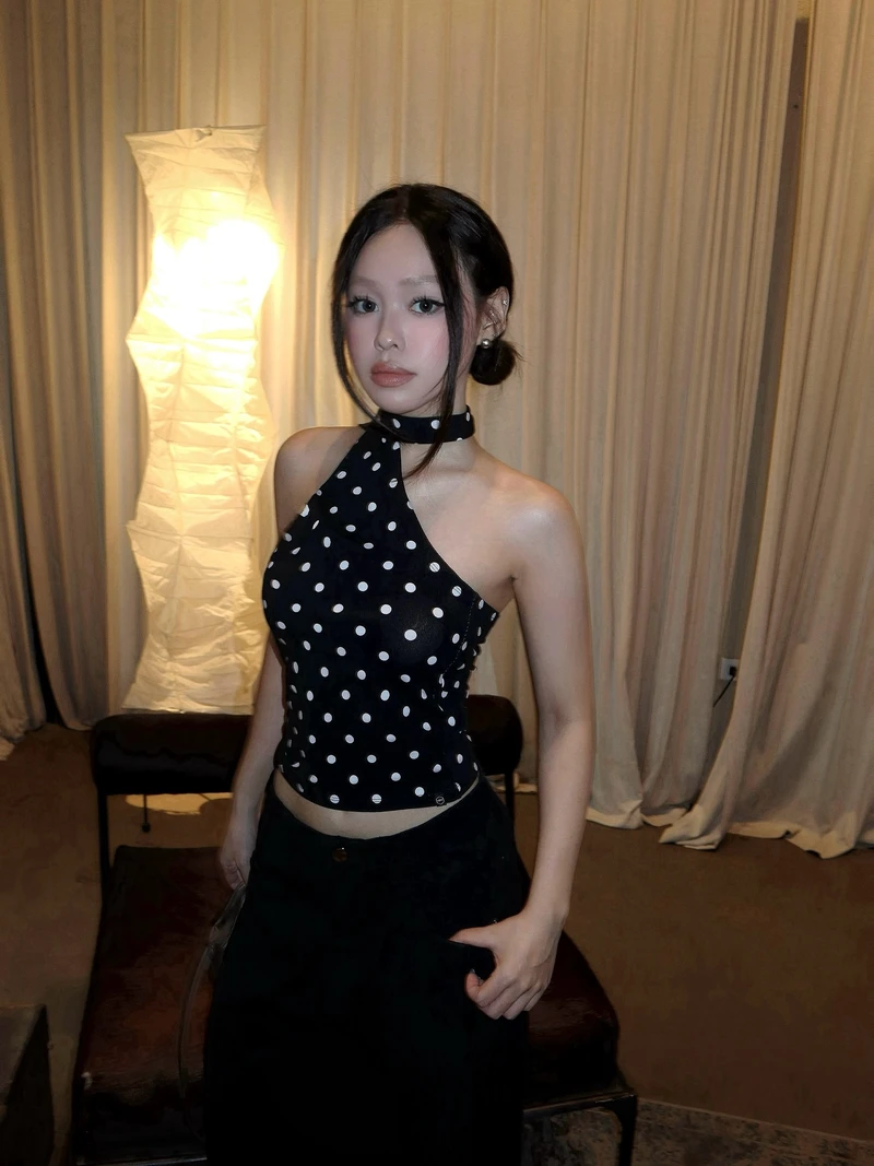 ảnh gái xinh mặc yếm đen bi